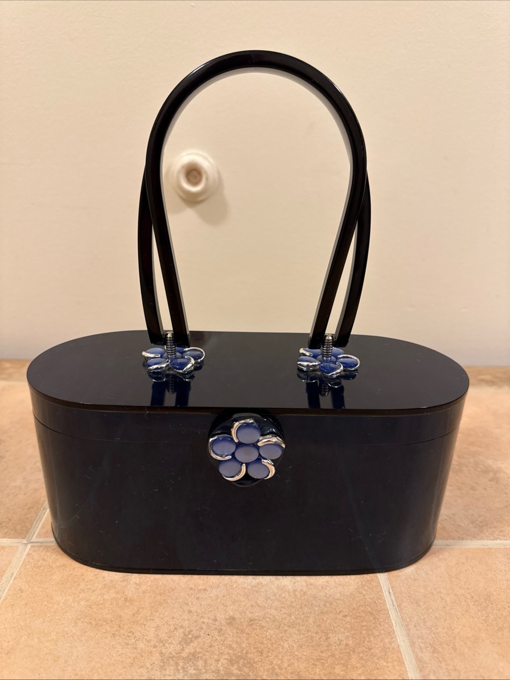 VINTAGE WILARDY SHINY BLUE LUCITE PURSE UNIQUE FLORAL CLASP& ANCHORS THE HANDLE